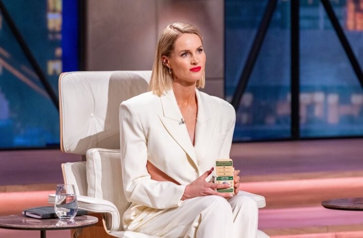 Investorin Janna Ensthaler nimmt die nachhaltigen Multiwaschwürfel im Teebeutel von „Chrambl“ genau unter die Lupe. Bild@ RTL / Bernd-Michael Maurer