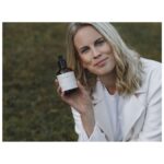 Kann natürliche Hautpflege wirklich Luxus und Wissenschaft vereinen? ALPINULIN Hautpflege inspiriert von der Kraft der Natur Eva Giesswein Fotocredit Madelein Gabl Photography