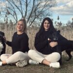Der Verein, der Hunden eine zweite Chance gibt – und Herzen berührt Rescute e.V. rettet Hunde und schenkt ihnen ein neues Leben Jeannine Ficht Yara Moteirek sitzend mit Hunden @ Rescute e.V.