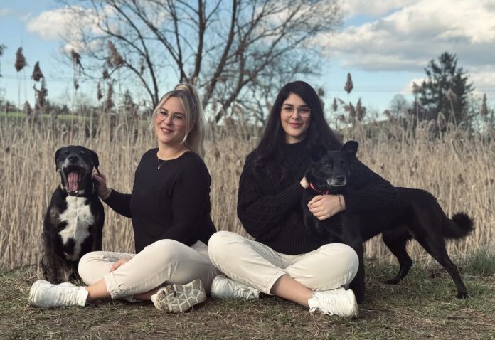 Rescute e.V. rettet Hunde und schenkt ihnen ein neues Leben Jeannine Ficht Yara Moteirek sitzend mit Hunden @ Rescute e.V.