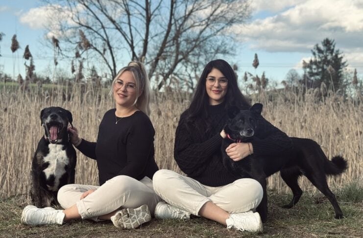 Rescute e.V. rettet Hunde und schenkt ihnen ein neues Leben Jeannine Ficht Yara Moteirek sitzend mit Hunden @ Rescute e.V.