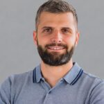 Was passiert, wenn KI Gesichter völlig neu denkt? PiktID: KI verändert Bilder und schafft neue Möglichkeiten Jernej Dvoršak Gründer Fotograf Darren Osborne