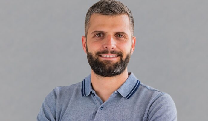 Jernej 3 PiktID: KI verändert Bilder und schafft neue Möglichkeiten Jernej Dvoršak Gründer Fotograf Darren Osborne