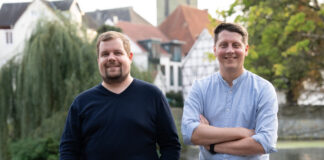 Gardia: Ein intelligentes Notrufarmband für Senioren Gardia: Ein intelligentes Notrufarmband für Senioren Bild Microsynetics-Gründer Marlon Besuch (r.) und Michael Hummels (l.) – Bildrechte: Microsynetics