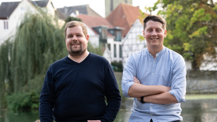 Gardia: Ein intelligentes Notrufarmband für Senioren Bild Microsynetics-Gründer Marlon Besuch (r.) und Michael Hummels (l.) – Bildrechte: Microsynetics
