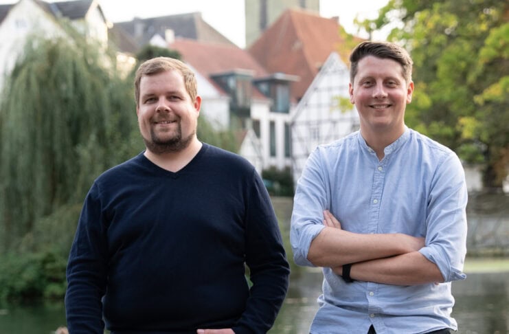 Gardia: Ein intelligentes Notrufarmband für Senioren Bild Microsynetics-Gründer Marlon Besuch (r.) und Michael Hummels (l.) – Bildrechte: Microsynetics
