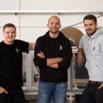 Kann Papier die Zukunft des Verpackens retten? Papair: Mit PapairWrap nachhaltige Lösungen für Kunden schaffen. Papair Gruender vlnr Fabian Solf, Christopher Feist und Steven Widdel