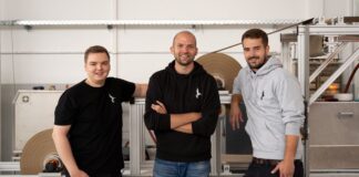 Kann Papier die Zukunft des Verpackens retten? Papair: Mit PapairWrap nachhaltige Lösungen für Kunden schaffen. Papair Gruender vlnr Fabian Solf, Christopher Feist und Steven Widdel