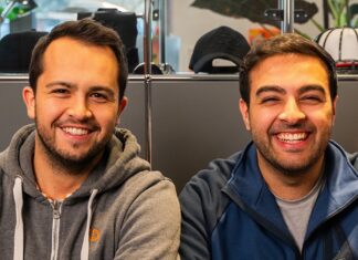 Wie kann Technologie helfen, Einsamkeit im Alter wirklich zu überwinden? Zenaris – Digitale Teilhabe in der Pflege neu gedacht Teamfoto Tim Jefferys und Hakan Evcek @ Zensaris