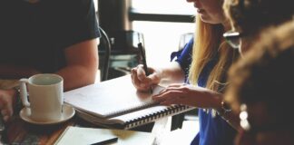 Agil gründen: Warum Flexibilität der größte Wettbewerbsvorteil junger Unternehmen ist Agiles Arbeiten im Startup: Flexibilität als Erfolgsfaktor. Image by StartupStockPhotos from Pixabay