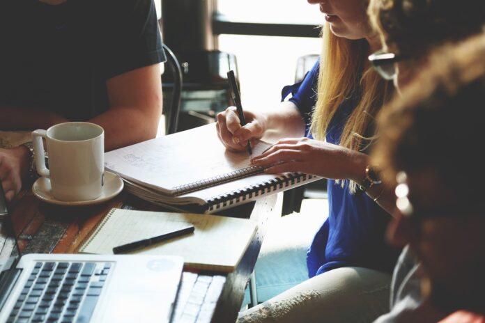 Agiles Arbeiten im Startup: Flexibilität als Erfolgsfaktor. Image by StartupStockPhotos from Pixabay