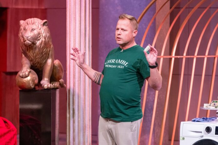 Chrambl Würfel für nachhaltige Innovation Alexander Kraml präsentiert mit Chrambl nachhaltige Multiwaschwürfel im Teebeutel. Er erhofft sich ein Investment von 125.000 Euro für 15 Prozent der Firmenanteile. Bild@ RTL / Bernd-Michael Maurer