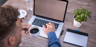 Mentale Gesundheit im Startup-Alltag: Warum Gründer unter Dauerstrom stehen und wie sie Resilienz aufbauen können Mentale Gesundheit im Startup: Resilienz als Erfolgsfaktor Image by Lukas Bieri from Pixabay