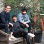 Wie verändert KI die Zukunft des digitalen Marketings? Optimeleon – Varianten und Marketing neu gedacht gründerteambild sitzend draussen