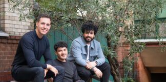 Wie verändert KI die Zukunft des digitalen Marketings? Optimeleon – Varianten und Marketing neu gedacht gründerteambild sitzend draussen