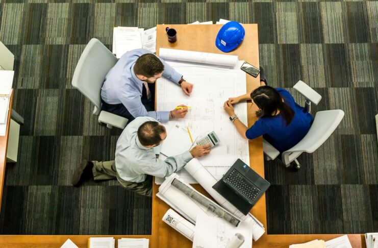 Projektmanagement im Start-up: Schlüssel zum Erfolg pexels von pixabay menschen am tisch am arbeiten projekt
