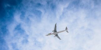 Mobil trotz Chaos: So sichern Sie Ihre Entschädigung bei Flugverspätung Entschädigung bei Flugverspätung: Ihre Rechte und Tipps Wer fliegt, der hat auch Rechte. Bildquelle: Leonhard Niederwimmer via pixabay.com