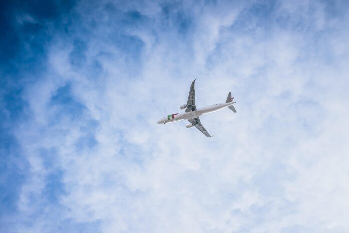 plane-8508636_1280 Entschädigung bei Flugverspätung: Ihre Rechte und Tipps Wer fliegt, der hat auch Rechte. Bildquelle: Leonhard Niederwimmer via pixabay.com