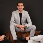 Wie verändert KI den Zugang zu neuen Medikamenten? Cellbyte Wie KI HTA Prozesse im Market Access Bild Felix Steinbrenner, Co-CEO und Mitgründer (links) Daniel Moreira, Co-CEO und Mitgründer (mittig) Samuel Moreira: CTO und Mitgründer (rechts) Fotocredit Cellbyte