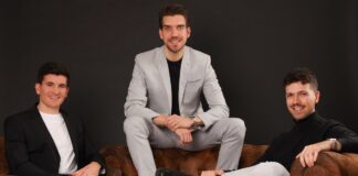 Wie verändert KI den Zugang zu neuen Medikamenten? Cellbyte Wie KI HTA Prozesse im Market Access Bild Felix Steinbrenner, Co-CEO und Mitgründer (links) Daniel Moreira, Co-CEO und Mitgründer (mittig) Samuel Moreira: CTO und Mitgründer (rechts) Fotocredit Cellbyte