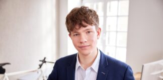 Wie gelingt der Schritt, jahrzehntelanges Wissen in KI nutzbar zu machen? Sovereign AI macht Recht mit KI leichter verständlich Jakob Koenen Fotograf Andreas Loechte Photography