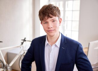 Wie gelingt der Schritt, jahrzehntelanges Wissen in KI nutzbar zu machen? Sovereign AI macht Recht mit KI leichter verständlich Jakob Koenen Fotograf Andreas Loechte Photography