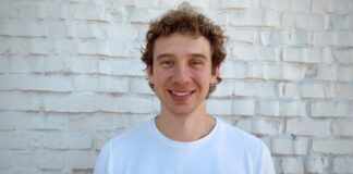 Wie verändert KI unseren Arbeitsalltag, ohne dass wir es überhaupt bemerken? Attention Engineering KI und KI Assistent im Fokus Julian Windeck