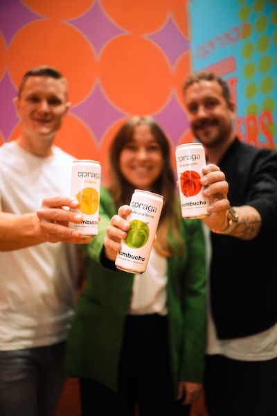 Teamfoto @ Spraga mit Dosen stehend