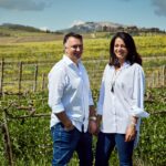 Kann ein Glas Wein wirklich das Leben verändern? Tenuta Golo Wein Montepulciano erleben Teambild Niall & Paari O’Toole