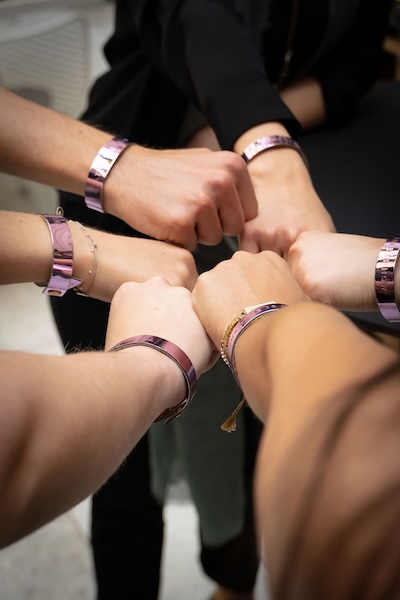 Wristbanditz Armbänder an Händen Fäuste zusammen