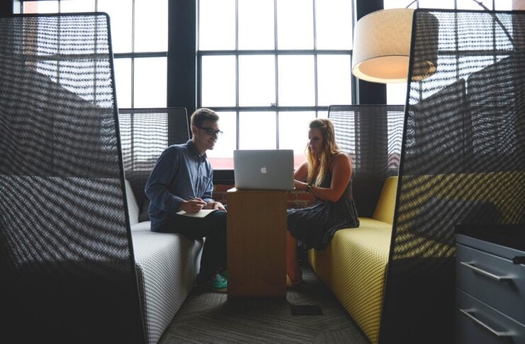 Digitale Gründerkommunikation verändert Markenführung. Erfahre, wie Startup Storytelling und Markenaufbau im Startup Vertrauen schaffen. Image by StartupStockPhotos from Pixabay