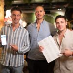 Kann eine einfache Idee den Stress in Restaurants spürbar reduzieren? Yumzi Menü und Karte effizient digital verwalten yumzi teambild mit produkt