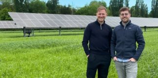 Wie gelingt es, zwei scheinbar getrennte Welten sinnvoll zusammenzuführen? AckerKapital Agri-PV Landwirtschaft im Wandel AckerKapital Gründer