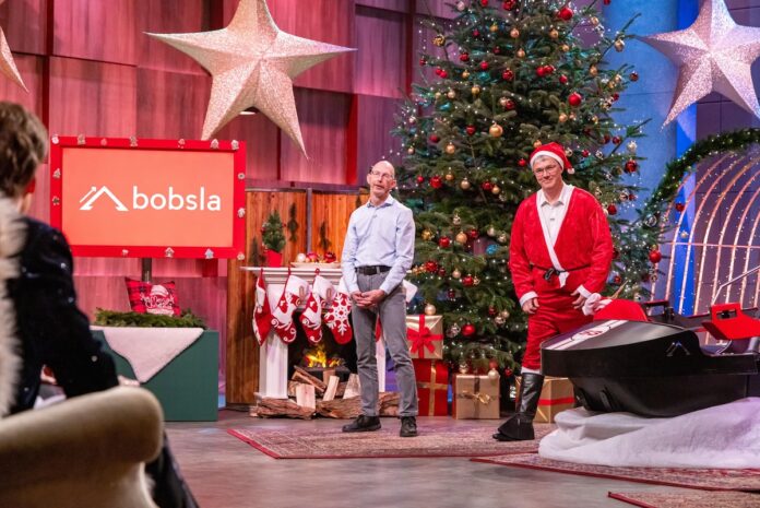 Bobsla bringt Resorts ein neues Erlebnis auf Schnee Sergey Ignatyev (r.) und Werner Kirchner-Höffer präsentieren das Elektro-Schneemobil „Bobsla“. Sie erhoffen sich ein Investment von 500.000 Euro für 25 Prozent der Firmenanteile. Foto: RTL / Bernd-Michael Maurer