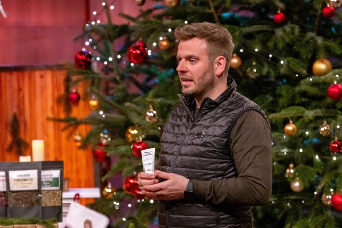 TannTastisch Produkte aus der Tanne begeistern Christian Mai präsentiert mit „Tanntastisch“ Genuss aus der Tanne. Er erhofft sich ein Investment von 100.000 Euro für 25 Prozent der Firmenanteile. +++ Die Verwendung des sendungsbezogenen Materials ist nur mit dem Hinweis und Verlinkung auf RTL+ gestattet. +++ RTL / Bernd-Michael Maurer