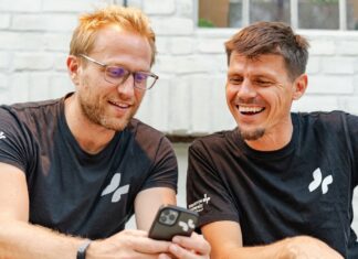 Was braucht es heute wirklich, um Menschen auf die Zukunft vorzubereiten? Tomorrow University Studierende Lernen neu Bild Gründer-Teams Dr. Thomas Funke (links) und Christian Rebernik (rechts). Bildcredits Tomorrow University