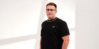 Wie kann ein kleines Ritual unseren mentalen Alltag spürbar verändern? ÆR Produkt unterstützt Menschen im Alltag Fabian Hans