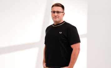 Wie kann ein kleines Ritual unseren mentalen Alltag spürbar verändern? ÆR Produkt unterstützt Menschen im Alltag Fabian Hans