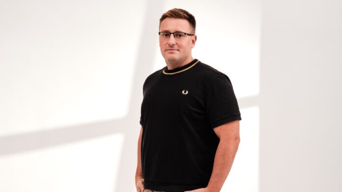 ÆR Produkt unterstützt Menschen im Alltag Fabian Hans