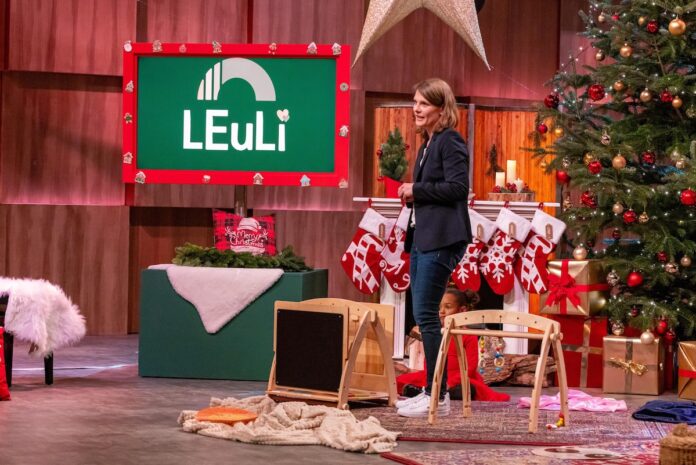 LEuLI Spielbogen Eltern entdecken neues Spielzeug Maria Mittermüller präsentiert den mitwachsenden Spielbogen „LEuLi“. Sie erhofft sich ein Investment von 100.000 Euro für 20 Prozent der Firmenanteile. RTL / Bernd-Michael Maurer