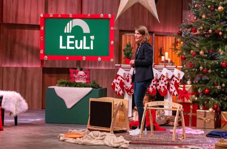 LEuLI Spielbogen Eltern entdecken neues Spielzeug Maria Mittermüller präsentiert den mitwachsenden Spielbogen „LEuLi“. Sie erhofft sich ein Investment von 100.000 Euro für 20 Prozent der Firmenanteile. RTL / Bernd-Michael Maurer