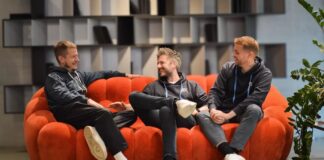 Wie verändert eine einzige Idee die Art, wie wir Genuss heute verstehen? RumX – Die Rum App für Rum Bewertungen.Team Bild sitzend auf einem roten sofa