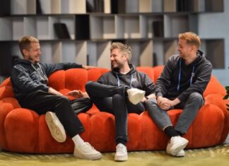 Wie verändert eine einzige Idee die Art, wie wir Genuss heute verstehen? RumX – Die Rum App für Rum Bewertungen.Team Bild sitzend auf einem roten sofa