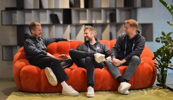 RumX – Die Rum App für Rum Bewertungen.Team Bild sitzend auf einem roten sofa