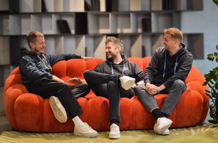 RumX – Die Rum App für Rum Bewertungen.Team Bild sitzend auf einem roten sofa