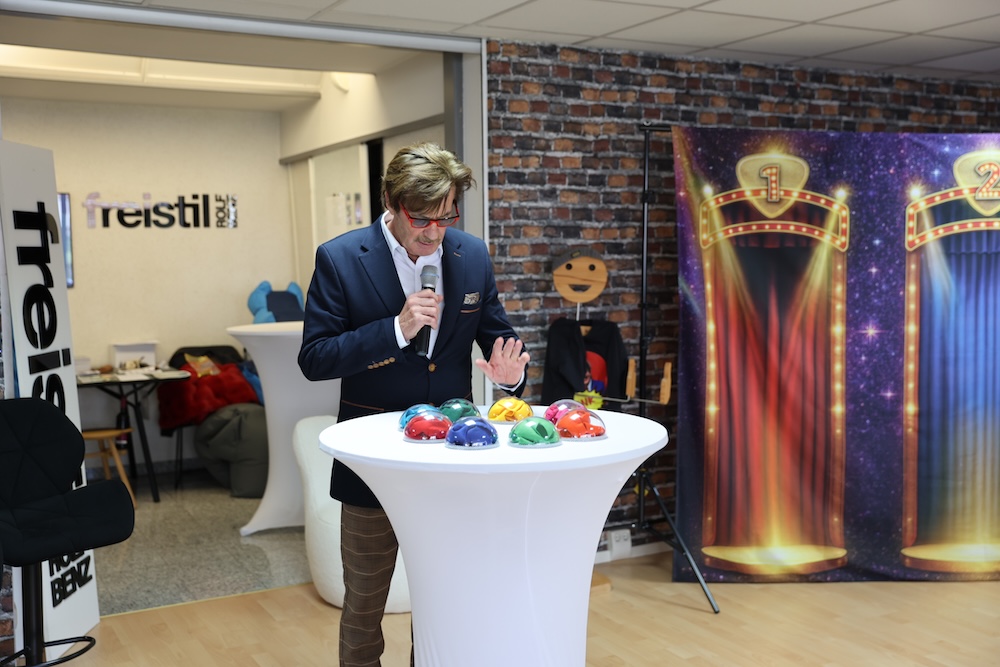 TV-Legende Jörg Draeger verwandelte die WURSTER-Polstermöbelstudios in eine echte Gameshow.
(Bild Uwe Ulmer)