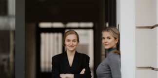 Kann man Immobilien wirklich verstehen lernen statt nur darüber zu reden? evoque vermittelt Immobilienwissen rund um Immobilieninvestments Vanessa Jung (l.) und Anabel Reeß (r.) Fotocredits/ Fotograf: Isabel Zander