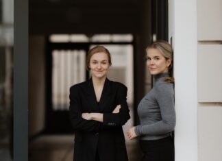 Kann man Immobilien wirklich verstehen lernen statt nur darüber zu reden? evoque vermittelt Immobilienwissen rund um Immobilieninvestments Vanessa Jung (l.) und Anabel Reeß (r.) Fotocredits/ Fotograf: Isabel Zander
