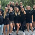 Warum entscheiden sich immer mehr Menschen bewusst für Convenience beim Essen? prepmymeal proteinreiche Fertiggerichte gesunde Ernährung prepmymeal teambild stehend