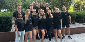 Warum entscheiden sich immer mehr Menschen bewusst für Convenience beim Essen? prepmymeal proteinreiche Fertiggerichte gesunde Ernährung prepmymeal teambild stehend